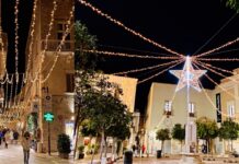 Monopoli, brilla il centro storico con le luci di Natale. Una stella veglia su piazza Garibaldi