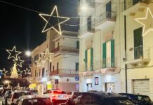 Monopoli, i commercianti di via Rattazzi addobbano a festa la strada: è Natale anche lì