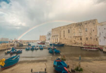 Monopoli, un arcobaleno abbraccia la città in un cielo gonfio di nuvole