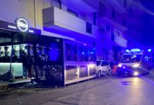 Monopoli, finisce con l’auto sul dehors del bar di via Europa Libera e si allontana. Malore per una donna