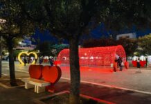 Monopoli, via le luminarie di Natale, spazio alle installazioni di San Valentino
