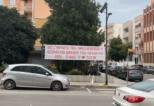 Monopoli, dichiarazione d’amore plateale. In via Vico lo striscione con i versi di Fabrizio Moro