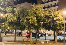 Monopoli, auto senza regole: in marcia sullo stradone della piazza tra chi passeggia