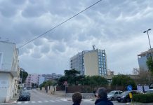 Monopoli, spettacolo in cielo: è adornato dalle nuvole mammatus