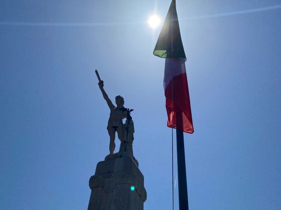 monumento borgo monopoli bandiera 25 aprile 1