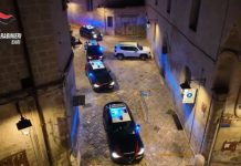VIDEO| Monopoli, 52enne arrestato per rapina in farmacia: riconosciuto da una macchia sulla pelle