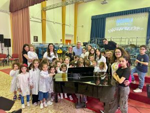 Il pianoforte con gli alunni di Giovanni XXIII