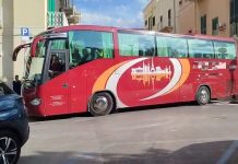 Monopoli, pullman turistico rimane incastrato in pieno centro