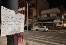 Monopoli, il cartello all’incrocio: “Anche io investita qui, 6 mesi ferma. Basta mancanza di rispetto”