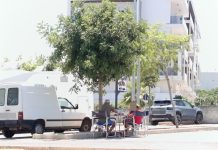Monopoli, pic nic nel parcheggio di via Puccini, il lettore: “Sono questi i famosi turisti che portano soldi e lavoro?”