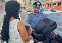 Non ha il seggiolino per il figlio e non le consentono di proseguire il viaggio in bus verso la Germania: dispositivo comprato dai Carabinieri