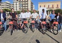 Monopoli, parte il bike sharing: 200 e-bike, 45 stazioni. Costo di 10 centesimi al minuto per i residenti
