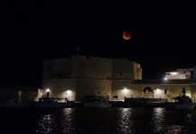 La “Luna di Sangue” nel cielo di Monopoli, l’eclissi nello scatto di Giovanni Barnaba