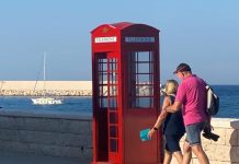 Monopoli, arriva Martin Parr: sua la cabina rossa sul mare che ricorda Londra