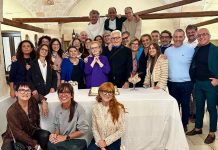 Monopoli, rimpatriata dopo 40 anni: gli ex alunni dell’ITC a cena con il preside e la prof.