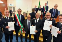 Monopoli, auto sui binari e sbarre abbassate, scongiurato incidente ferroviario. Riconoscimenti alla Polizia Locale