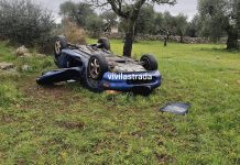 Incidente, auto ribaltata nel terreno: coppia in ospedale a Monopoli