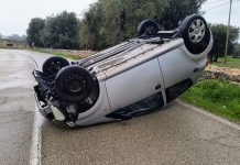 Monopoli, schianto contro muretti a secco: auto si ribalta con 50enne alla guida
