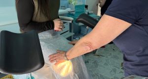 dottore paziente colposcopia