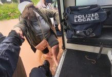 Monopoli, bloccati in mezzo all’acqua con un aereo da prendere. Anziani salvati dalla Polizia Locale: “I nostri angeli”