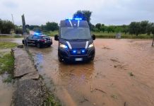 Maltempo a Monopoli, un uomo bloccato in auto
