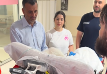 Monopoli, avviato il trasferimento dei pazienti. L’accoglienza di Decaro: “Buongiorno signora Maria, è un ospedale bello”