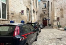 Pedinavano le vittime per conoscerne le abitudini, poi indossando parrucche svaligiavano casseforti: 5 arresti