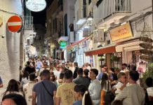 Monopoli, “dietro i balconi affittati a settimana, c’è una città  silenziosa che fatica a restare”