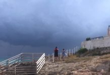 Monopoli, 2 trombe d’aria marine prima del temporale. Lo scatto da Lido Bianco