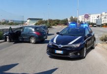 Monopoli, in fuga a piedi e con auto rubate, si schiantano contro muretto: un arresto