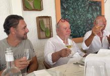 Monopoli, Raul Bova e Lino Banfi: pranzo insieme al mare e relax sotto l’ombrellone