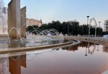 Monopoli, l’acqua della fontana della piazza diventa rossastra. “Prelevato un campione”