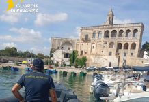 Polignano a Mare, barche a noleggio nella caletta dei bagnanti: raffica di multe