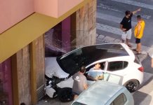 Monopoli, scontro in pieno centro: auto sfonda vetrina di un centro estetico