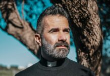 Truffe con il profilo di Don Cosimo Schena, il sacerdote social mette in guardia i follower